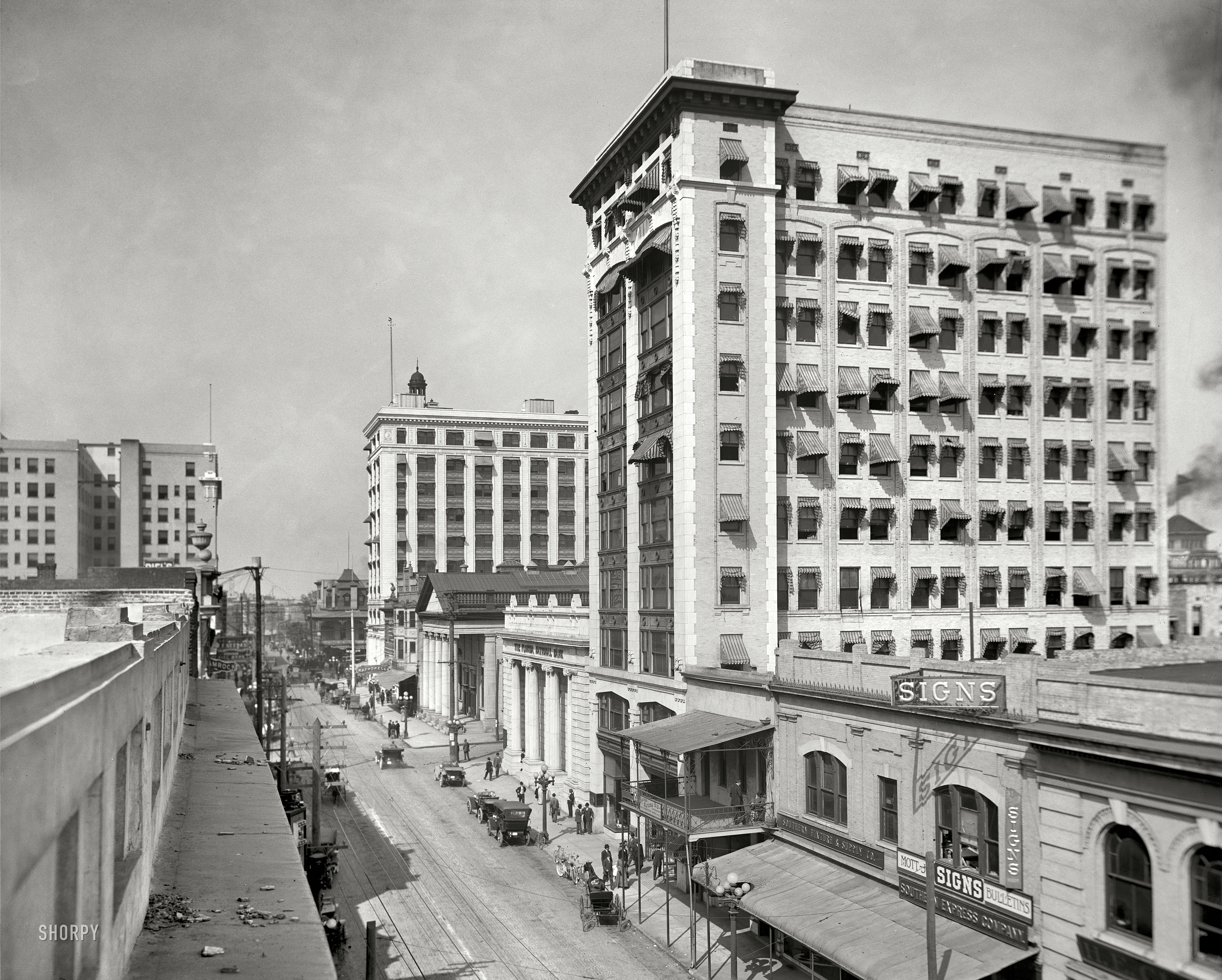 Continuing our sojourn in Jacksonville, Florida, circa 1910. "Bisbee Building and Bankers' Row." 8x10 glass negative, Detroit Publishing Co. View full size.