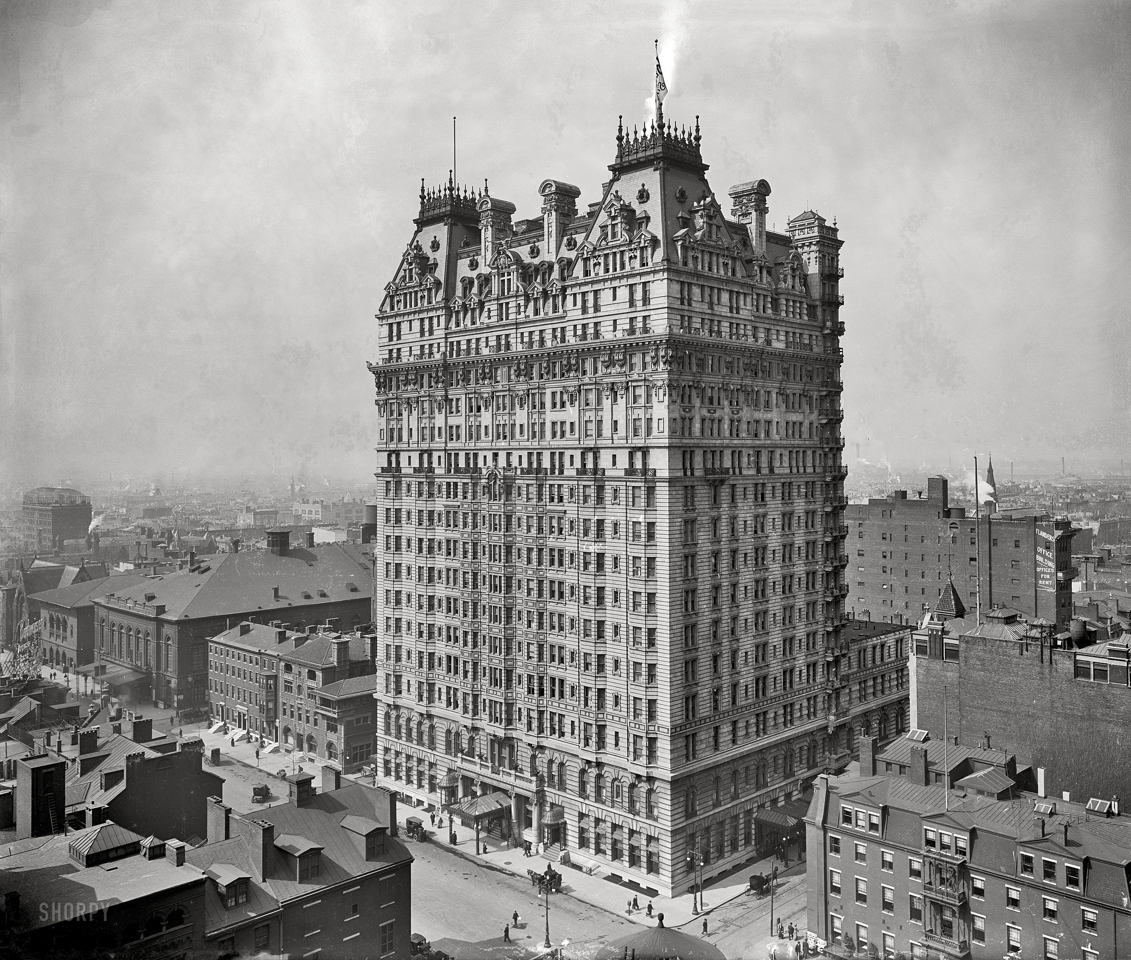 Sooty Philadelphia circa 1910. "The Bellevue-Stratford Hotel." 8x10 inch dry plate glass negative, Detroit Publishing Company. View full size.