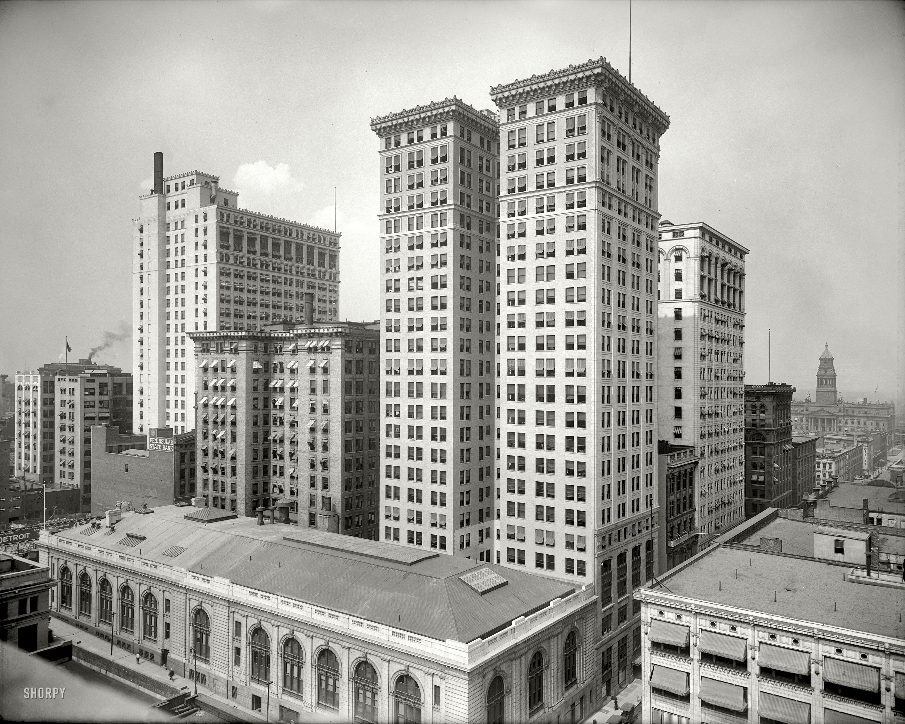 Detroit, Michigan, circa 1913. "Dime, Penobscot, and Ford buildings." 8x10 inch dry plate glass negative, Detroit Publishing Company. View full size.