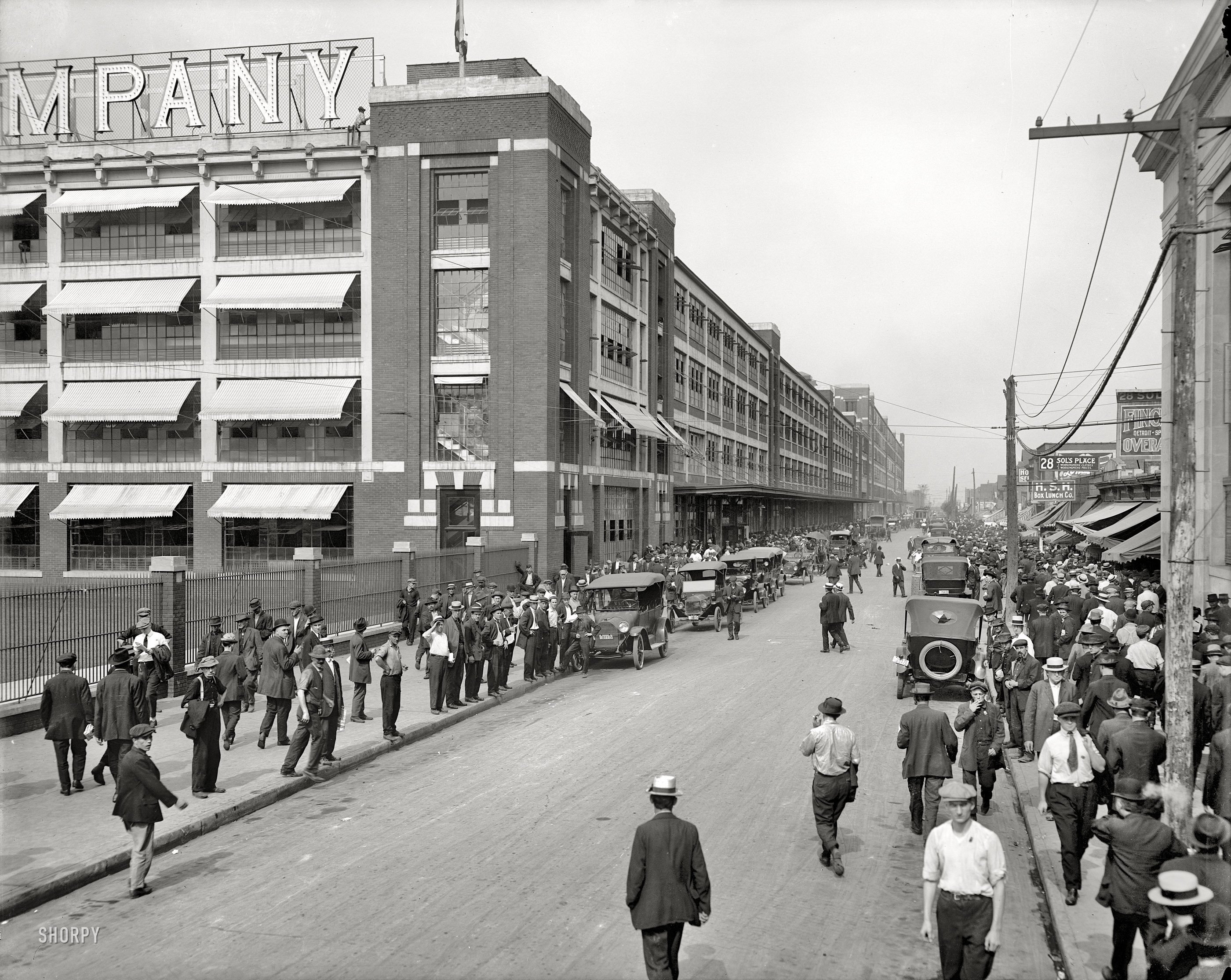 Detroit (Highland Park) circa 1916. "Four o'clock shift, Ford Motor Company." 8x10 inch dry plate glass negative, Detroit Publishing Company. View full size.
