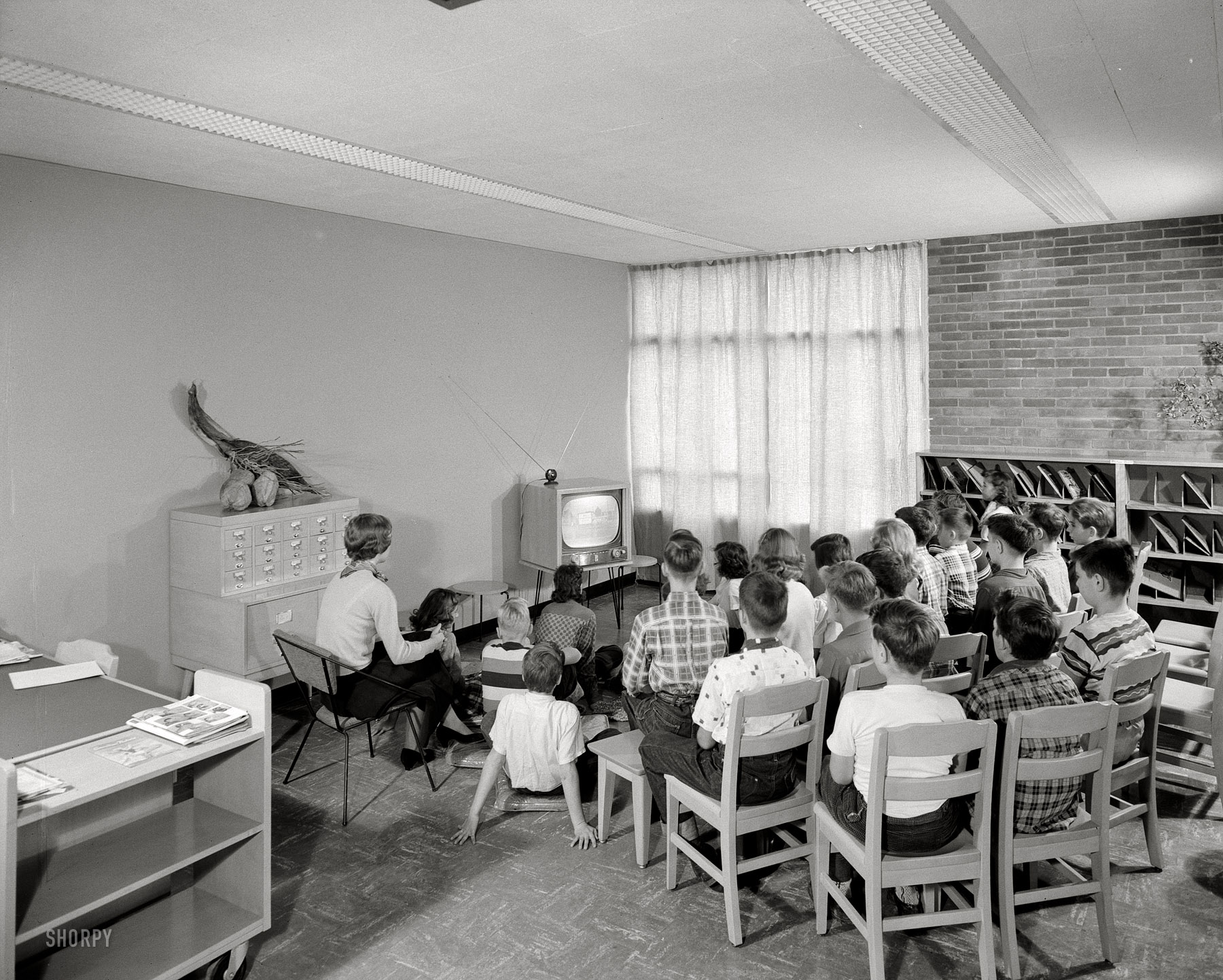 Nov. 1, 1954. Schenectady, N.Y. "Skidmore, Owings & Merrill. Grout Park School, Hamburg Street. Television in library." Gottscho-Schleisner. View full size.