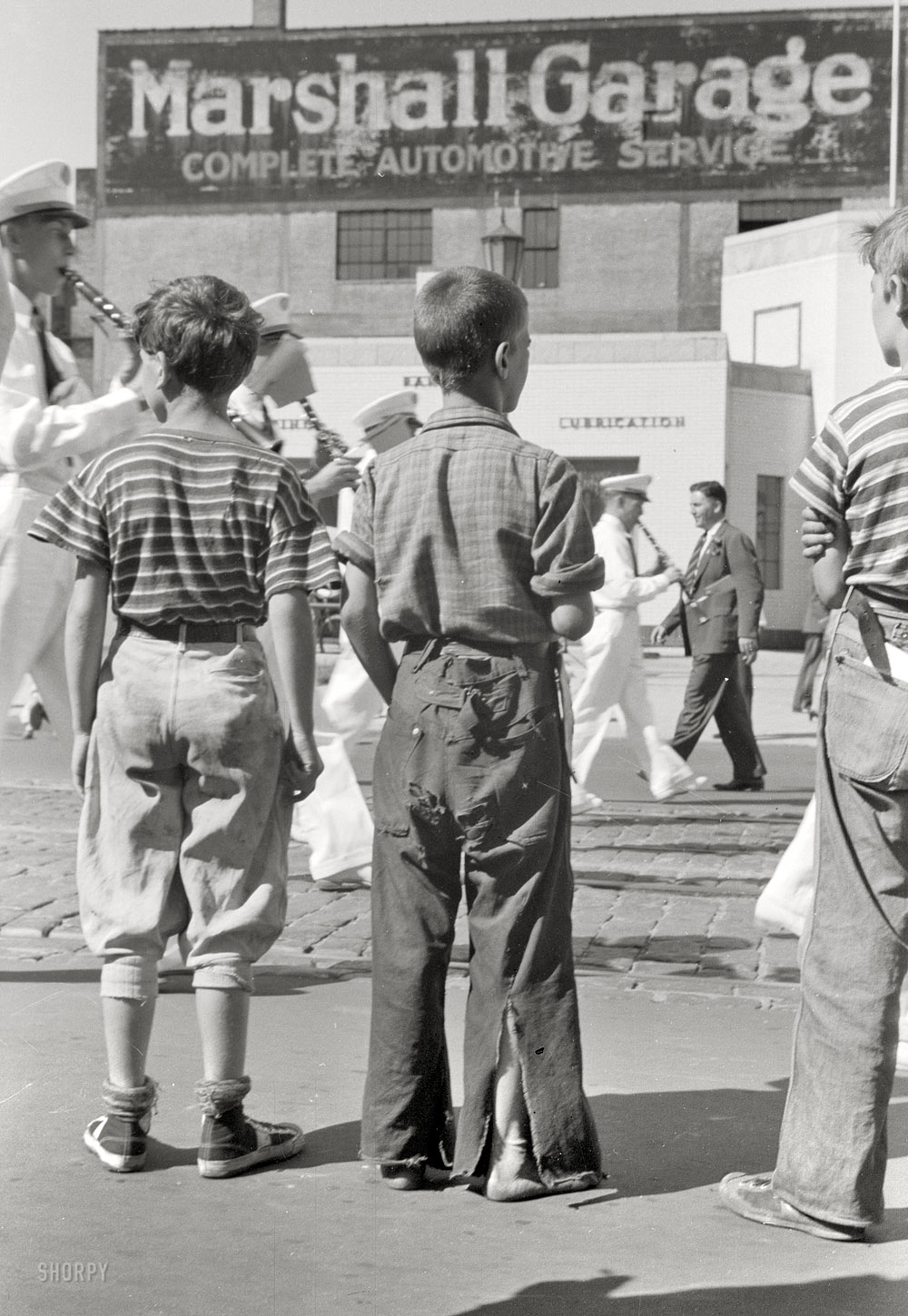 September 1939. Milwaukee, Wisconsin. "Boys watching Letter Carriers Convention Parade." 35mm nitrate negative by John Vachon. View full size.