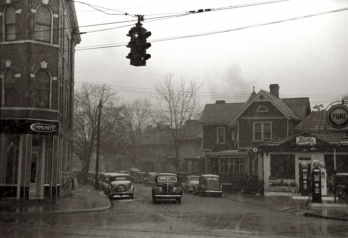 February 1940. A snowy intersection with gas station in Parkersburg, West Virginia. View full size. 35mm nitrate negative by Arthur Rothstein.