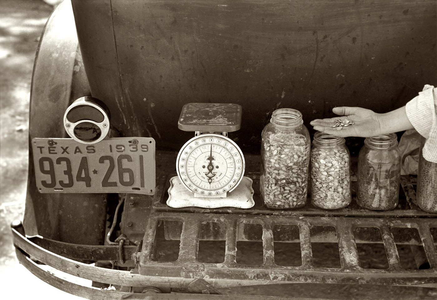May 1939. "Seeds for sale on luggage carrier of automobile, farmers' market, Weatherford, Texas." View full size. 35mm nitrate negative by Russell Lee.