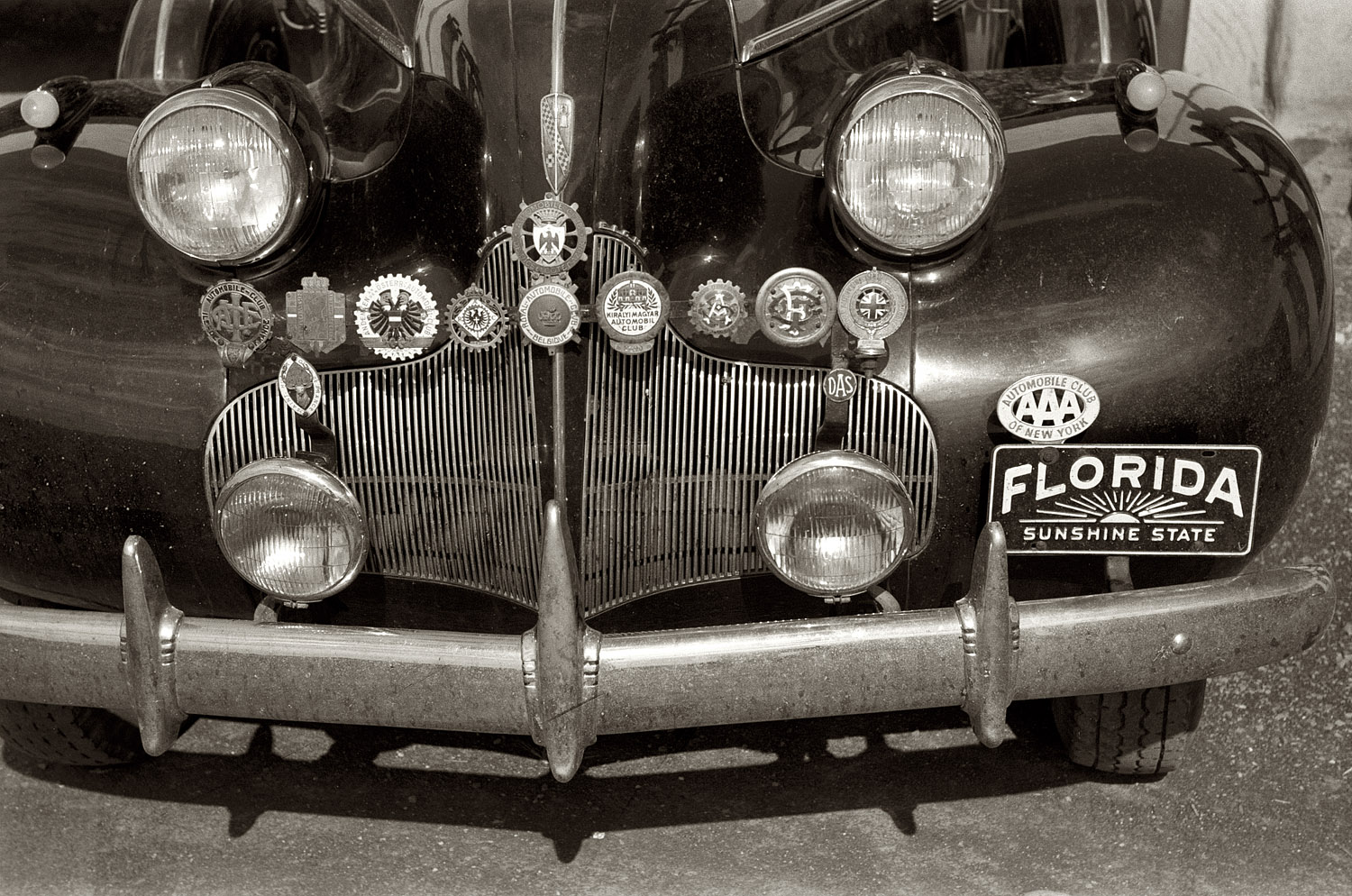 May or June 1940. "Insignias on tourist's car seen in Silver City, New Mexico." View full size. 35mm nitrate negative by Russell Lee for the FSA.