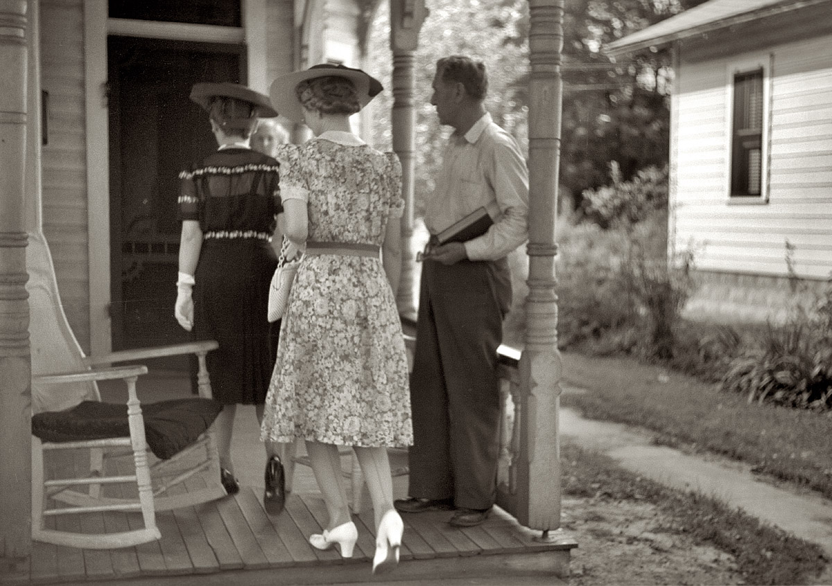 July 1941. Sunday afternoon visitors in Vincennes, Indiana. View full size. 35mm nitrate negative by John Vachon for the Farm Security Administration.
