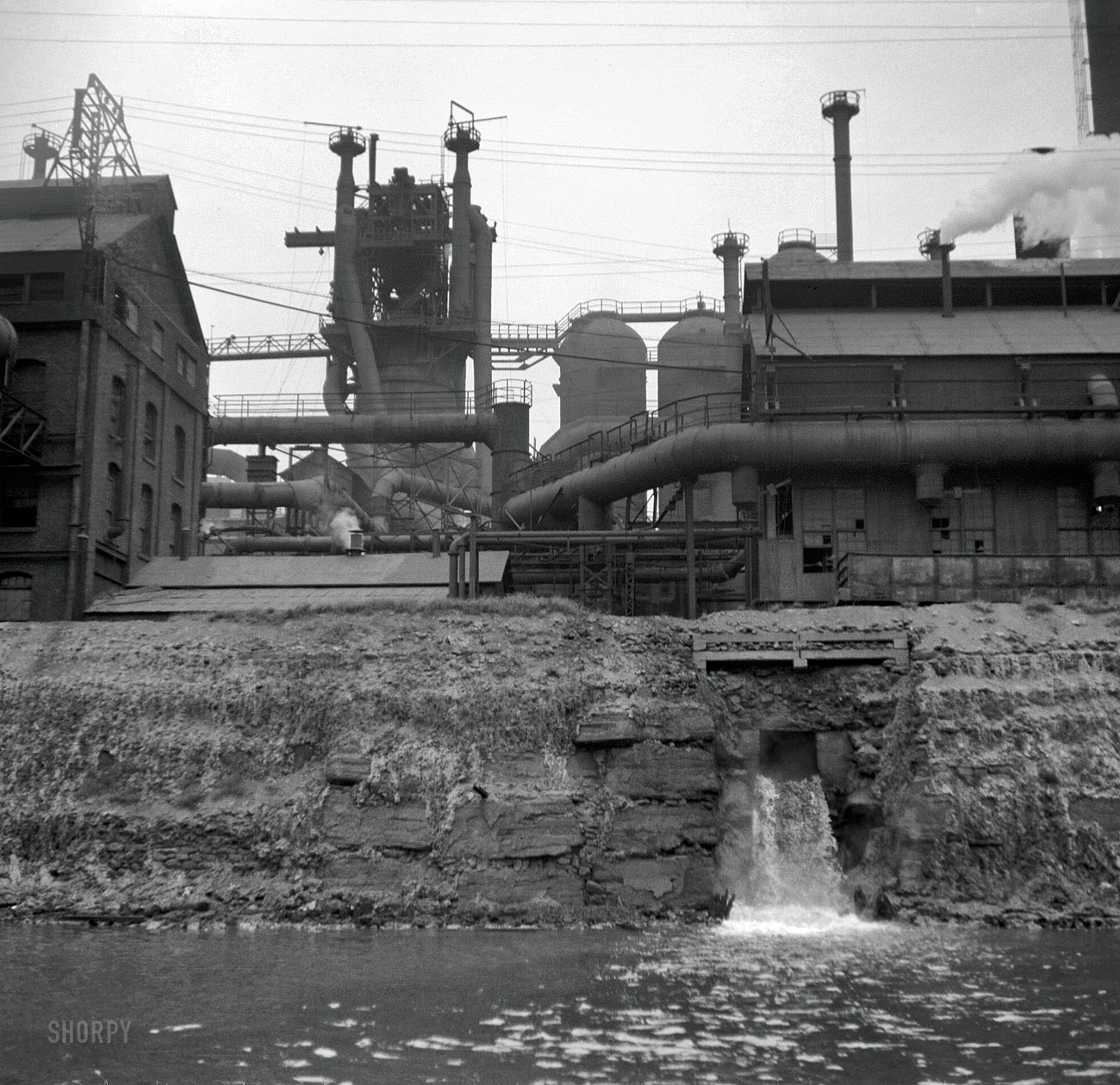 September 1936. "Pittsburgh waterfront, Monongahela and Allegheny Rivers." Medium format nitrate negative by Arthur Rothstein for the FSA. View full size.