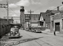 April 1936. Milwaukee, Wisconsin. "Houses at Detroit and Van Buren streets near the electric railroad." 3x4 nitrate negative by Carl Mydans. View full size.