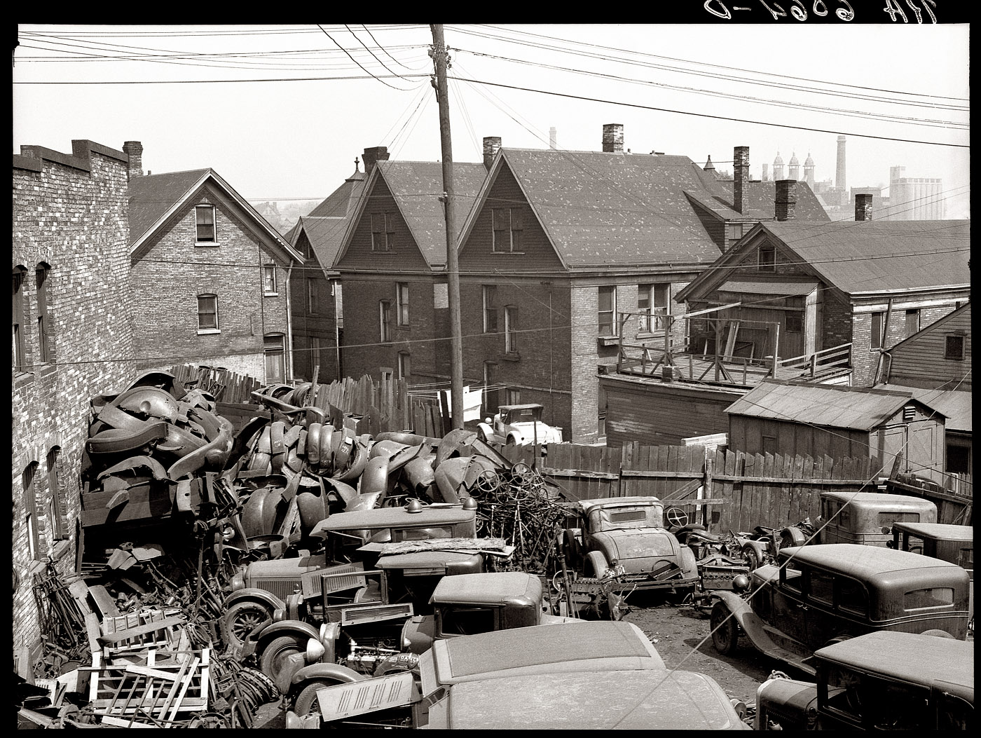 April 1936. "Junk, with living quarters close by." Milwaukee, Wisconsin. 3¼ x 4¼ nitrate negative photographed by Carl Mydans. View full size.