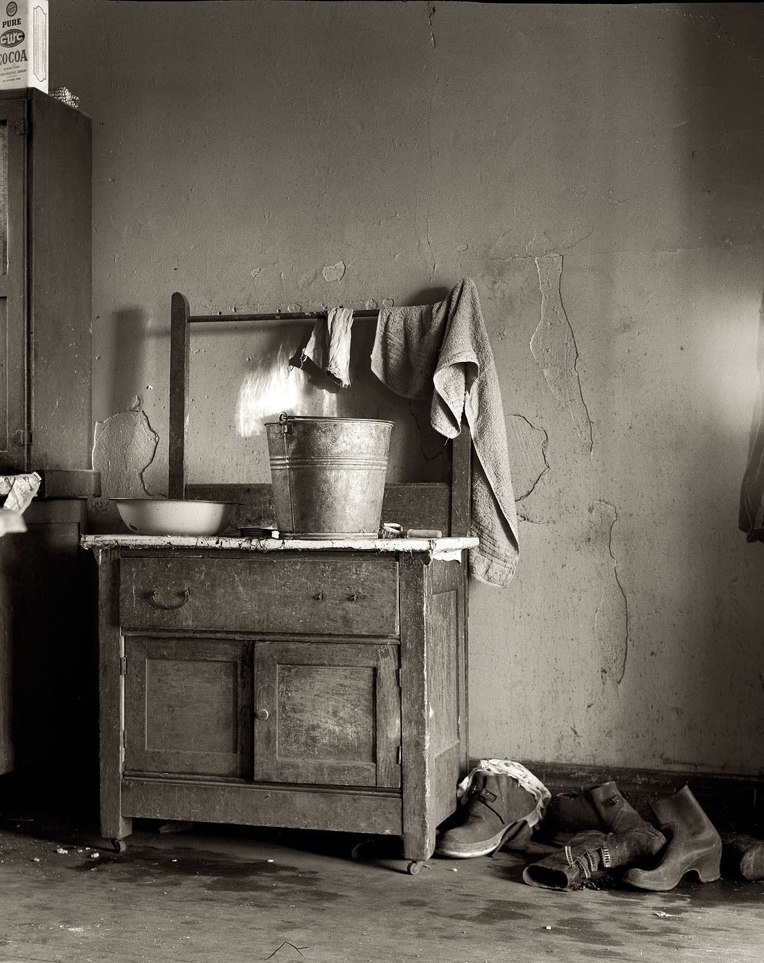 December 1936. "Washstand in corner of kitchen of Edgar Allen's home on farm near Milford, Iowa. Contrast this with washstand picture of Harry Madsen farm, tenant house." View full size. Medium format negative by Russell Lee.