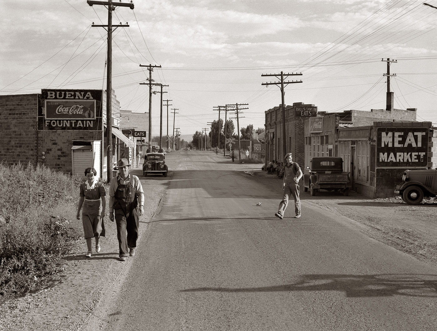 August 1939. "Buena, Yakima County, Washington. Yakima Valley small town whose county ranks fifth in the United States in value of agricultural production." 4x5 inch nitrate negative by Dorothea Lange for the Farm Security Administration. View full size.