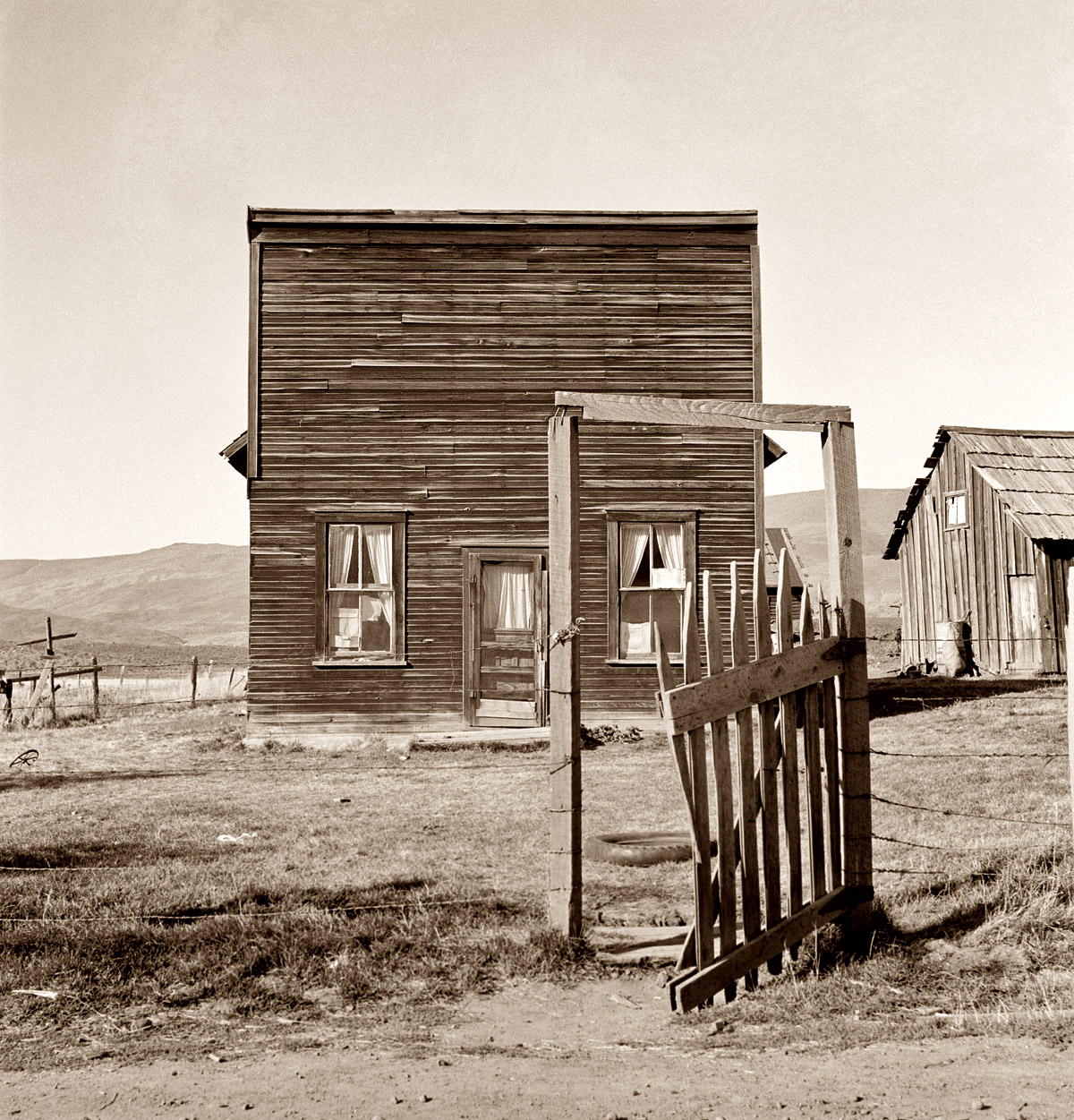 October 1939. Gem County, Idaho. "Former Jackknife saloon and stagecoach tavern,  now the temporary home of a member of the Ola self-help sawmill co-op. Until 1914 the stagecoach used to stop here to change horses and for the refreshment of travelers." Photo by Dorothea Lange. View full size.