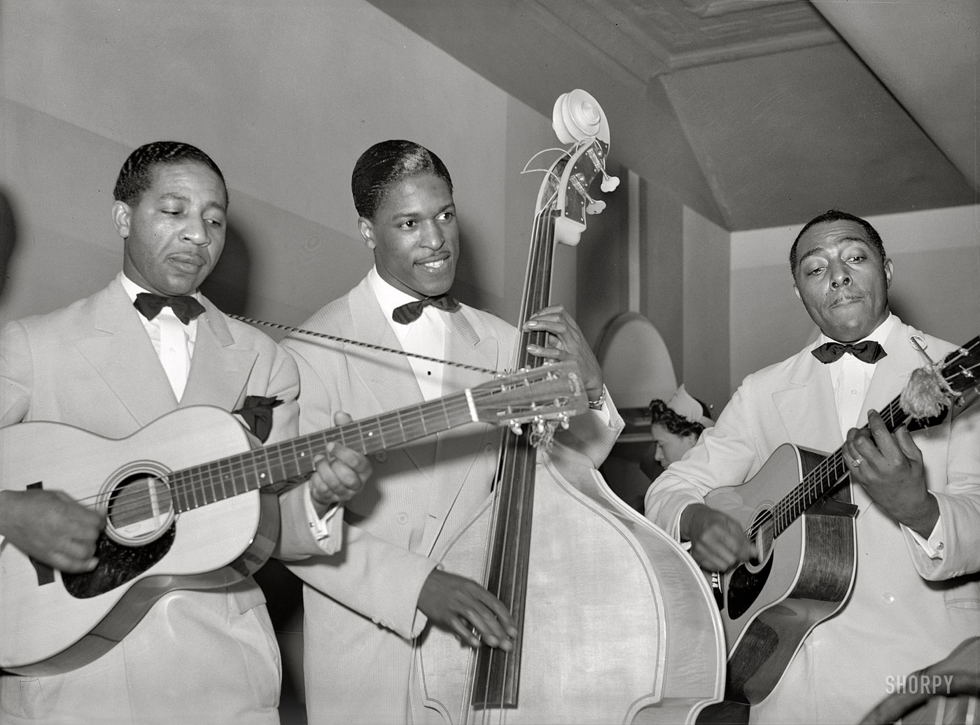 April 1941. "Entertainers at Negro tavern. South Side Chicago." On the left is Lonnie Johnson, noted bluesman and pioneering jazz guitarist. Who are the others? Medium format safety negative by Russell Lee. View full size.
