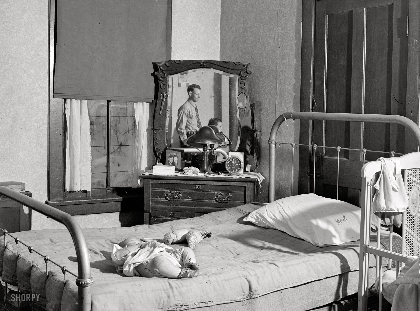 January 1940. "Family living in a 'crackerbox' slum tenement in Beaver Falls, Pennsylvania." Medium-format nitrate negative by Jack Delano. View full size.