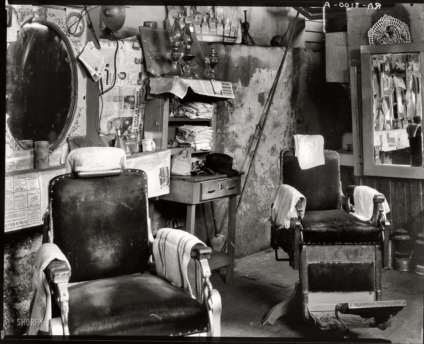 March 1936. "Negro barber shop, Atlanta." Large-format nitrate negative by Walker Evans for the Resettlement Administration. View full size. 