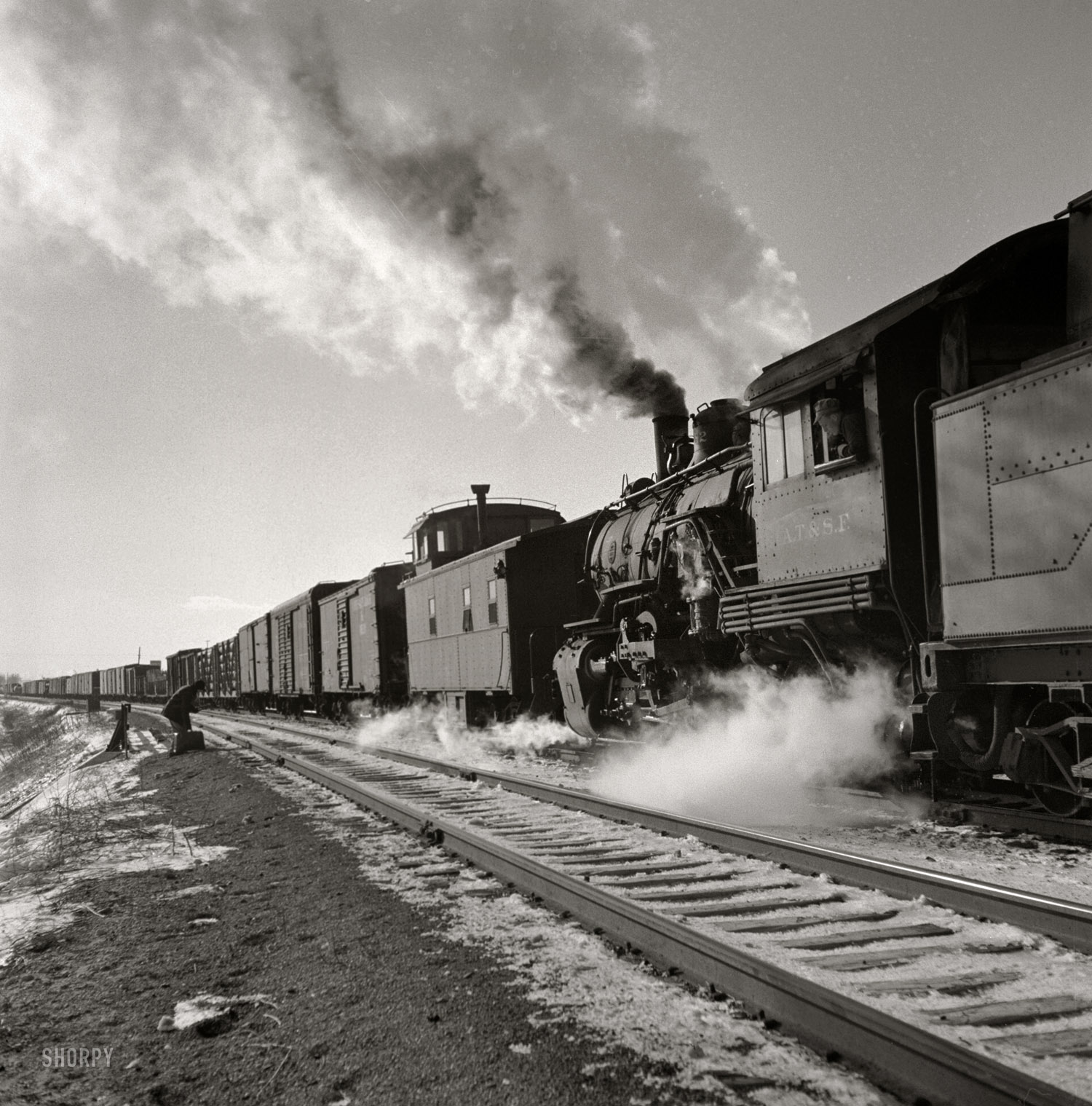 March 1943. "Chillicothe, Illinois. Changing crews and cabooses of a westbound freight along the Atchison, Topeka and Santa Fe Railroad." Medium-format safety negative by Jack Delano, Office of War Information. View full size.