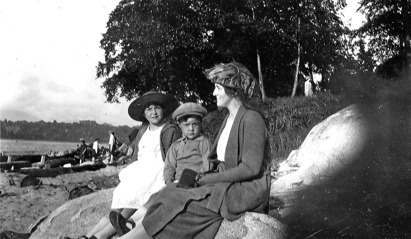 I love the fashions of the period (mid-1920's). Right to left: My grandmother Gertrude, my father Tom I'Anson Jr. and his sister Jenny. The beach would be in Victoria or Vancouver BC. View full size.