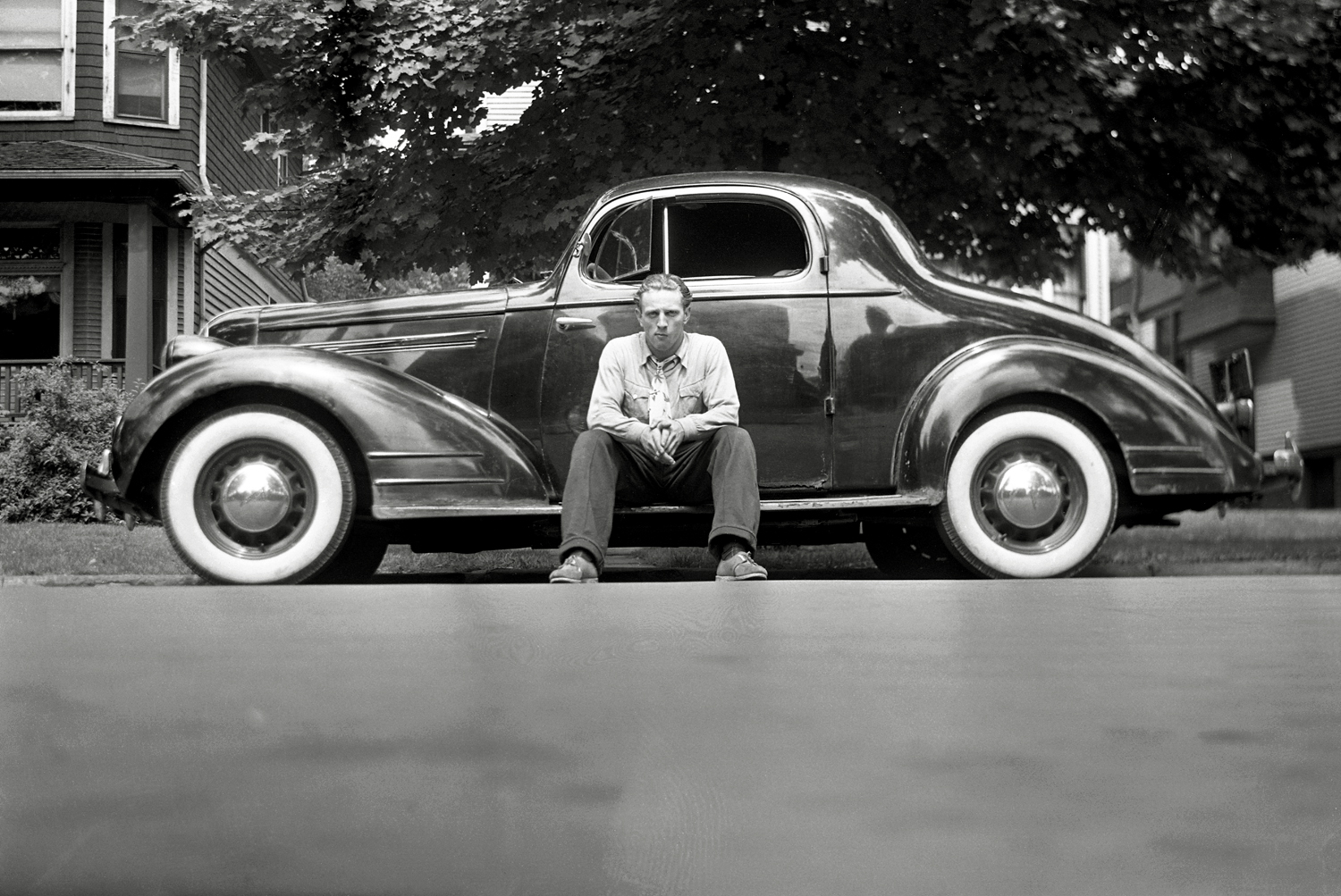 My dad took this in the late 1930's either in Detroit or Dearborn, Michigan.  I think the guy is my dad's cousin.  No idea what kind of car. View full size.