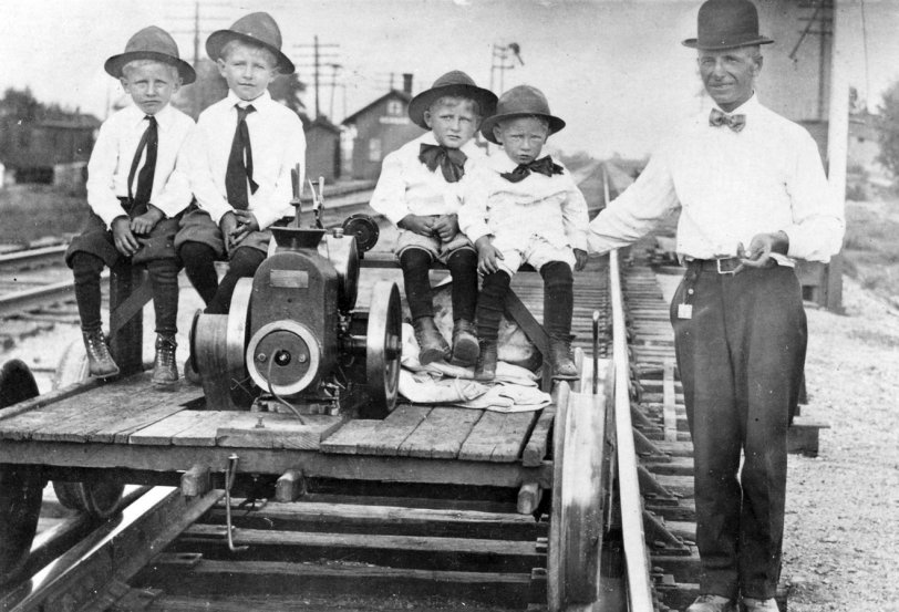 Boys at work with with their father, Mike Salata, in Streator, Illinois, 1920. View full size.
