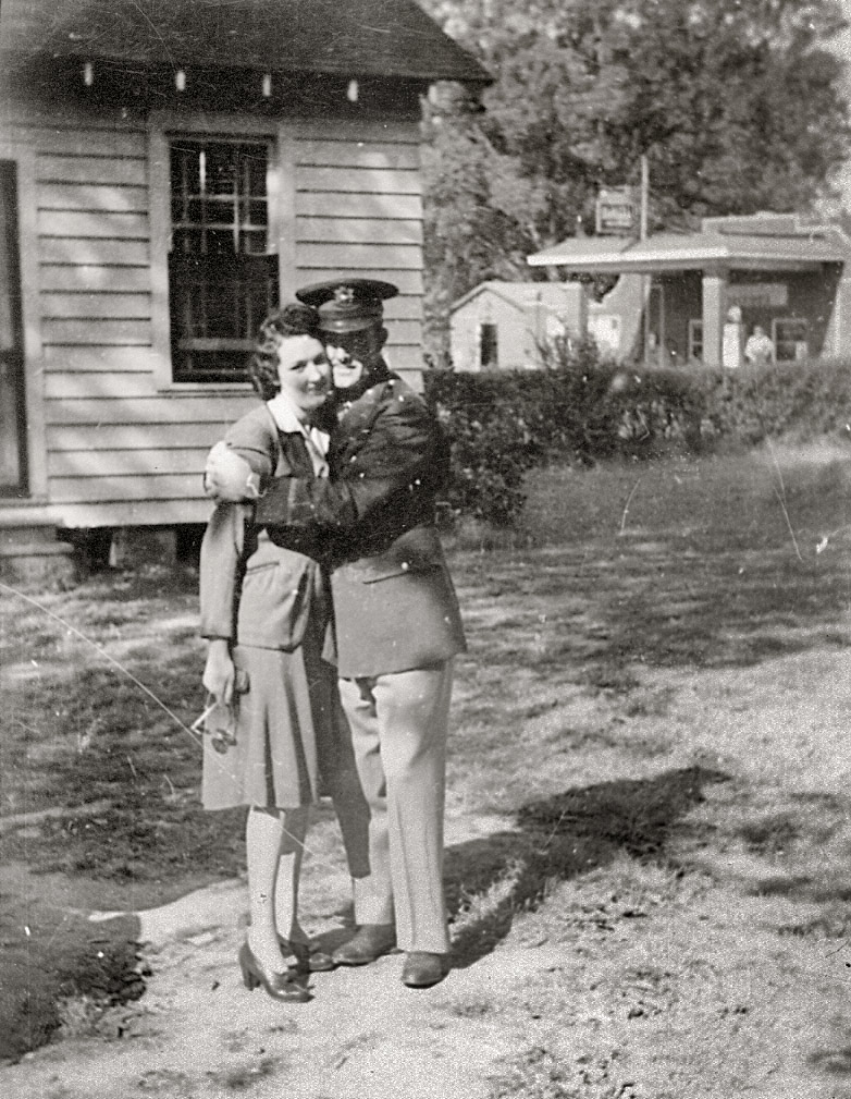 Here is a cute 1940s couple from my Instant Relatives collection.  Not sure if he's leaving or has just come home from duty - am hoping it's the latter.  She seems a lot less enthusiastic about their embrace than he does; hmm, wonder why...
