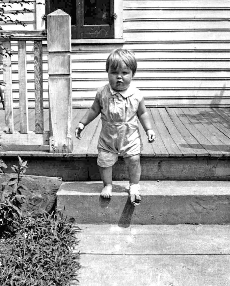 Leavenworth, Kansas, 1931. I think I stubed my toe. View full size.