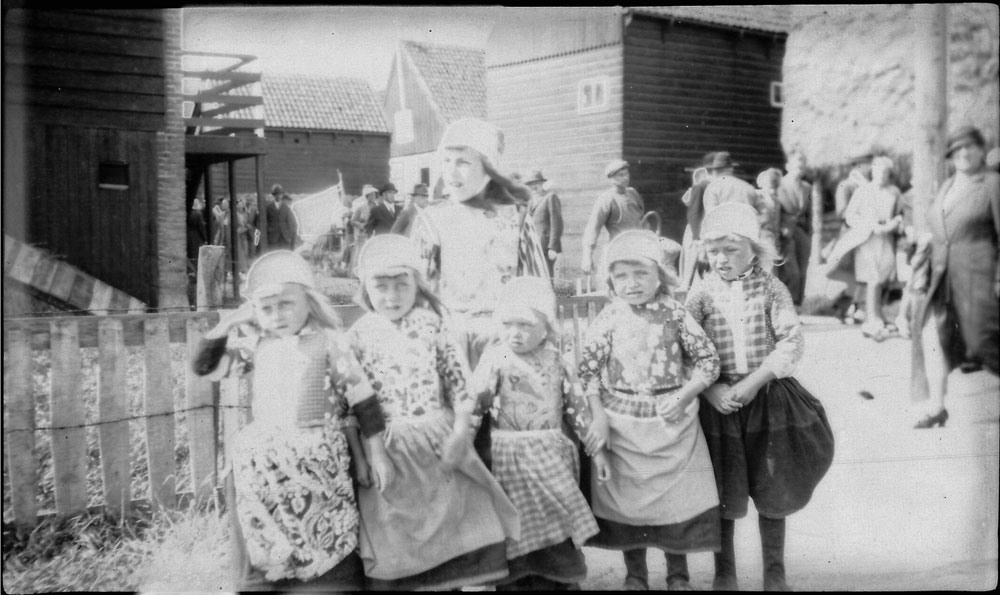 Little girls in traditional costumes, Volendam, Marken Island, Holland. 1930s. View full si ze.