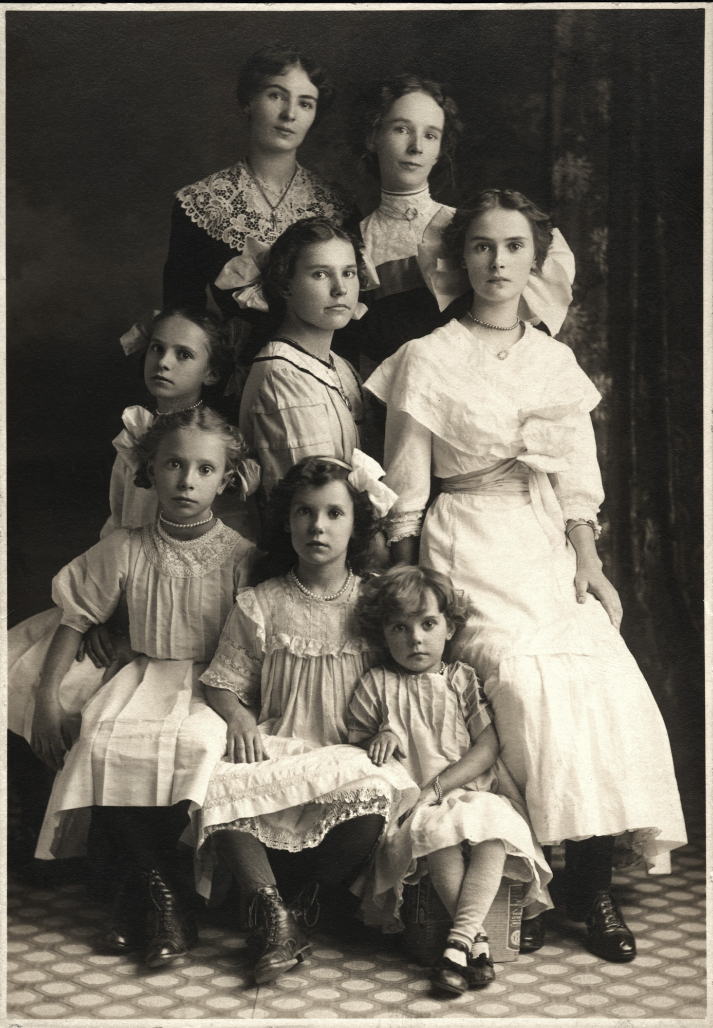 Les soeurs Gaudreau de Stanbridge East, Quebec, 1912. Unknown photographer. View full size.
