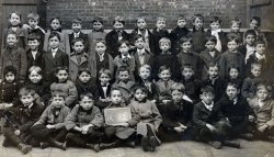 A class photo from an unknown grammar school in the Lower East Side of Manhatten, New York City, taken probably between 1907 and 1912. View full size.
(ShorpyBlog, Member Gallery)