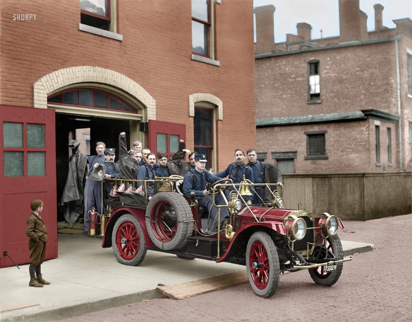 I was able to find pics of 1911 Packards and used them for coloring reference. Dave mentioned in the comments on the original pic that the tires were in all likelihood white. I read this after completing the picture. View full size.
