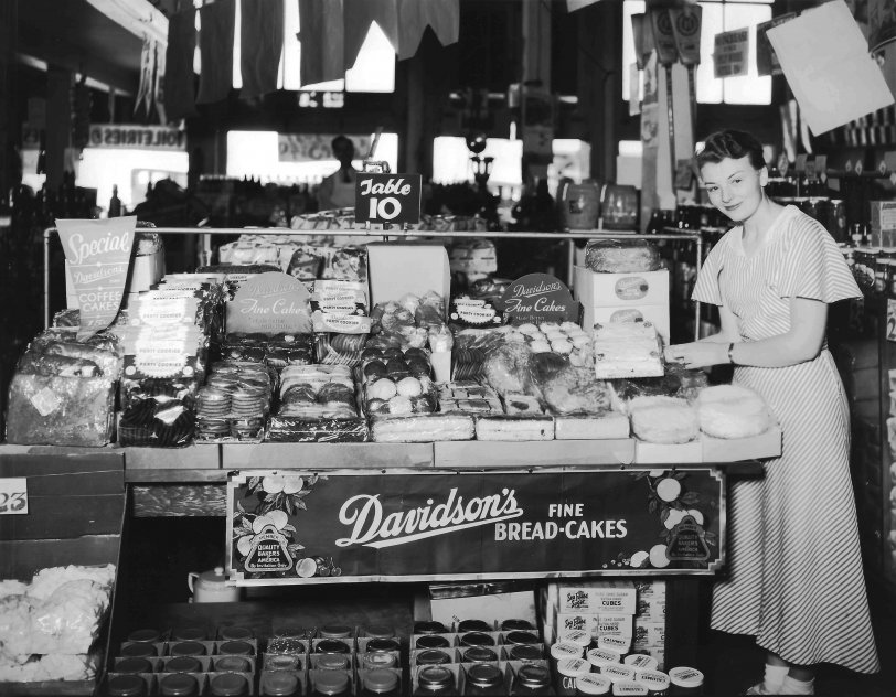 Believed to be Washington State, circa 1940. Another grocery store display of Davidson's breads, cakes and party cookies.
