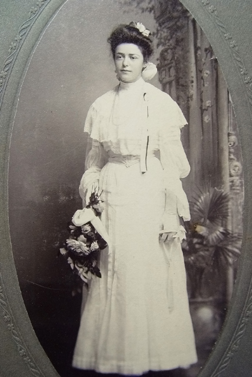 A pretty bride but an unmarked photo. Not even sure where it was taken. Since my ancestors were in Ontario Canada, Michigan and Binghamton, New York, it is anybody's guess. From the dress and hairstyle my guess it's the early 1900's. View full size.