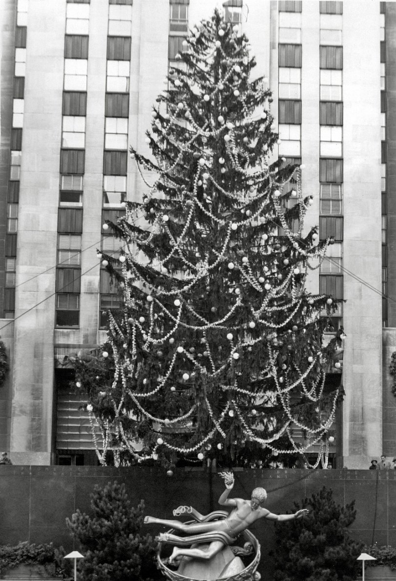 Taken in New York City on December 14, 1952 by Peter Jingeleski. View full size.
