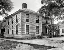 1939. "Montebaro House, Salem & Greene Sts., Selma, Dallas County, Alabama. Structure dates to ca. 1827. Said to be oldest frame house in Selma. Birthplace of P. Hal Sims." Now revealed to be the residence of Mr. Peepers' better half. 8x10 inch acetate negative by Frances Benjamin Johnston. View full size.