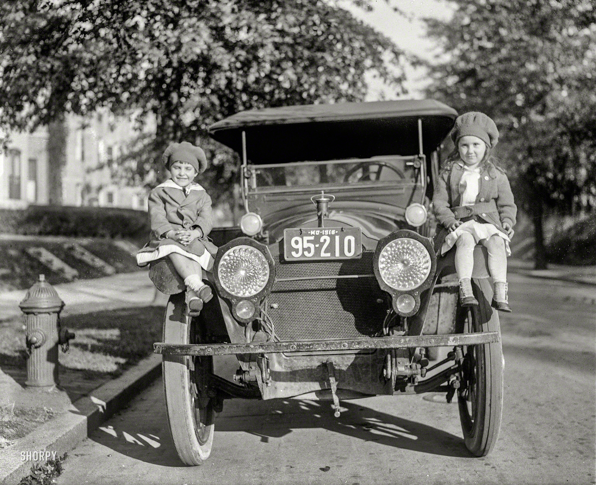 Washington, D.C., 1918. "C.N. O'Dell children." Illegally but adorably parked. 4x5 inch glass negative, National Photo Company Collection. View full size.