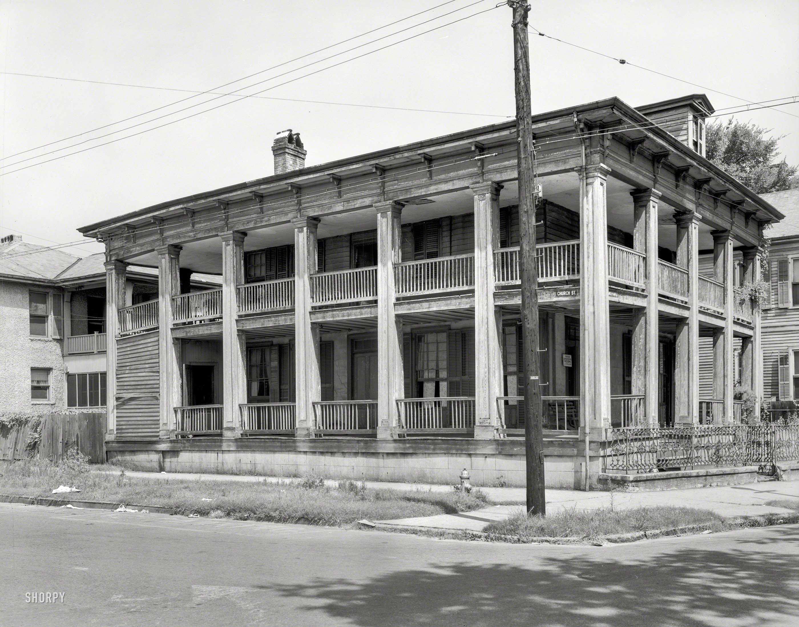 1939. "Forsyth House, 112 S. Conception Street, Mobile, Alabama." The sign: "FURNISHED LIGHT HOUSEKEEPING ROOMS and SLEEPING ROOMS." 8x10 inch acetate negative by Frances Benjamin Johnston. View full size.
