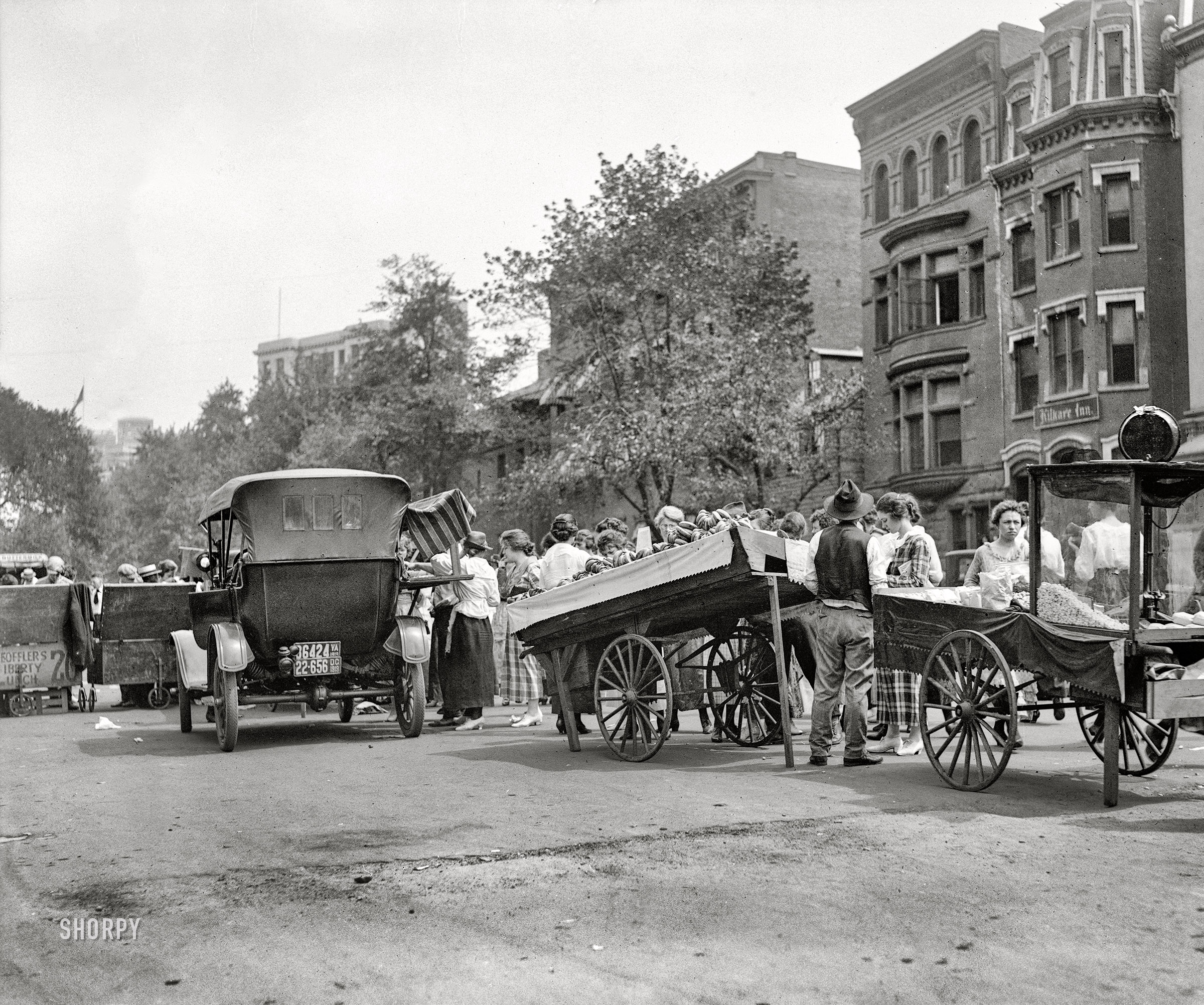 Washington, D.C., 1919. "Lunch vendors, Treasury Annex." At left, Leoffler's Liberty Lunch for 20 cents. And yes, we have bananas. 4x5 glass negative, National Photo Co. View full size.