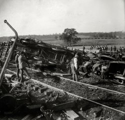 1897-1901. "Cincinnati, Hamilton & Dayton R.R. train wreck below Dayton, Ohio." 4x5 glass negative attributed to Wilbur and/or Orville Wright. View full size.