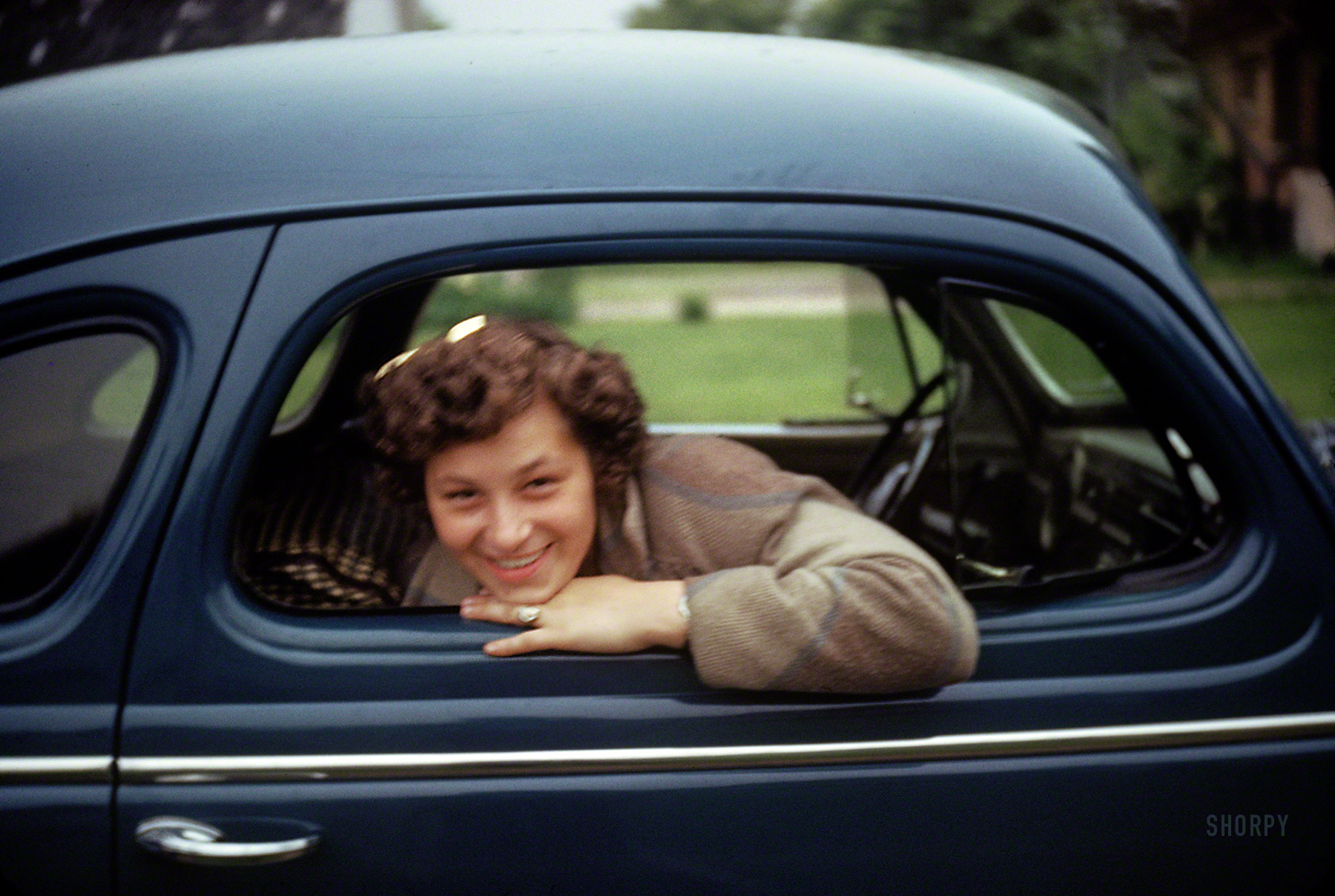 "1943" is all it says on the slide mount of this Kodachrome. But this young lady looks vaguely familiar. Have we seen her before? View full size.