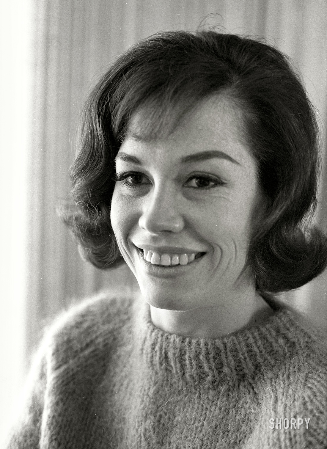 December 1963. "Actress Mary Tyler Moore relaxing at her home in Los Angeles." 35mm negative from photos by Earl Theisen for the Look magazine assignment "America's Favorite TV Wife." View full size.
