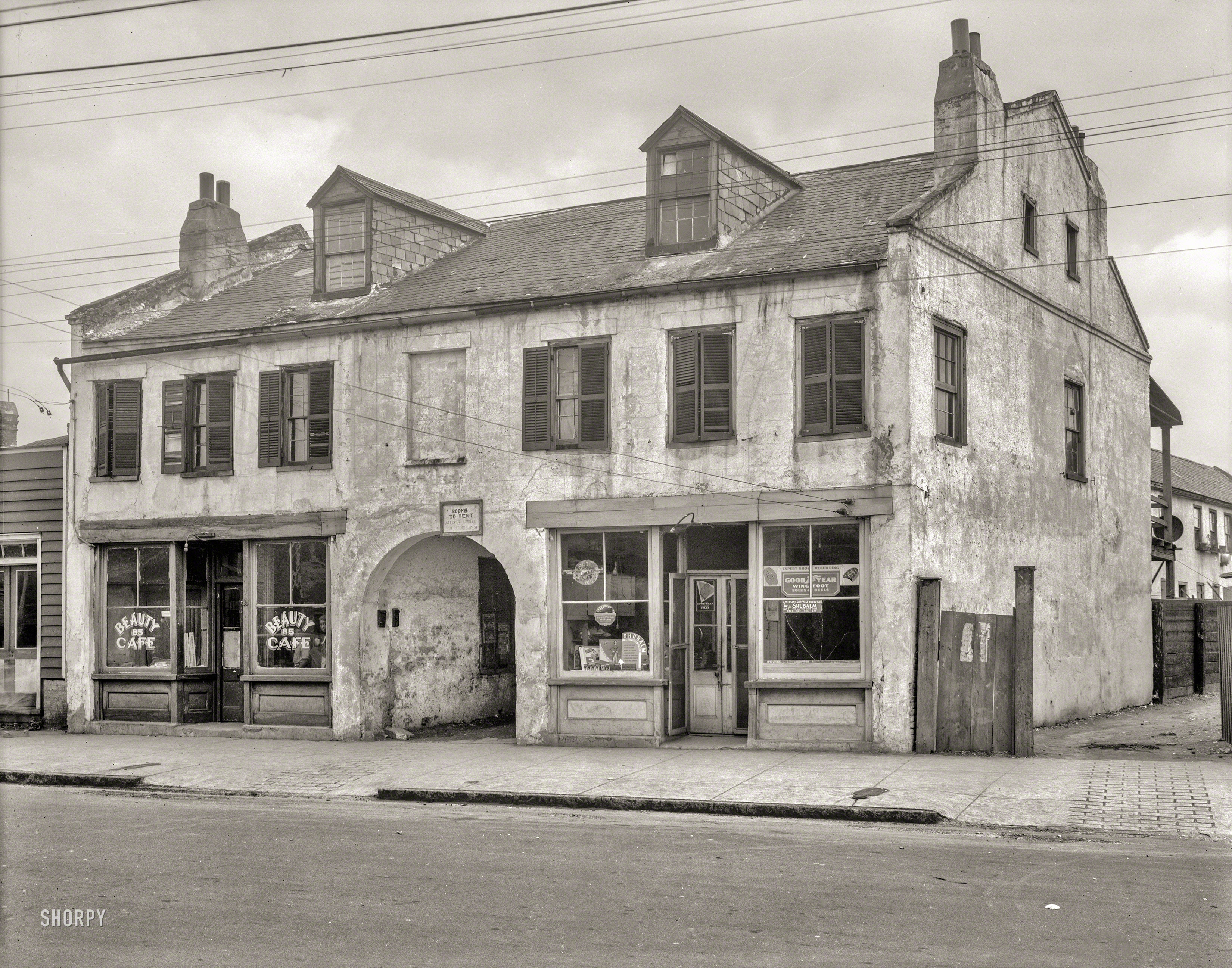 1937. "Tavern, Calhoun Street, Charleston, South Carolina." 8x10 inch acetate negative by Frances Benjamin Johnston. View full size.
