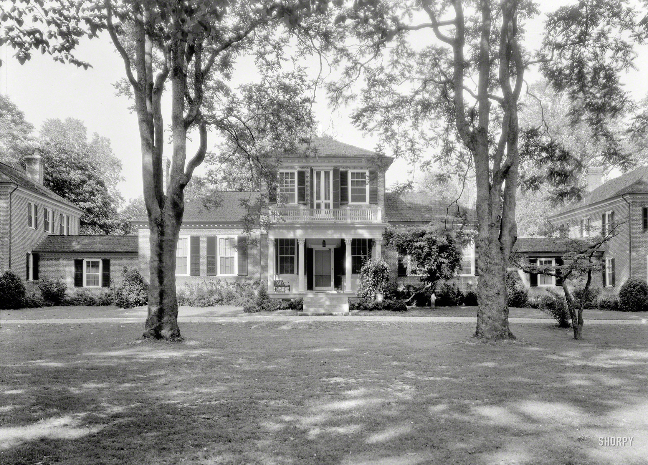 1931. "Brandon, James River, Prince George County, Virginia. Built ca. 1730 by Nathaniel Harrison II and for two centuries the home of the Harrison family. The central block connecting the two older wings is supposed to have been designed by Thomas Jefferson in 1789 upon his return from France." 8x10 inch acetate negative by Frances Benjamin Johnston. View full size.