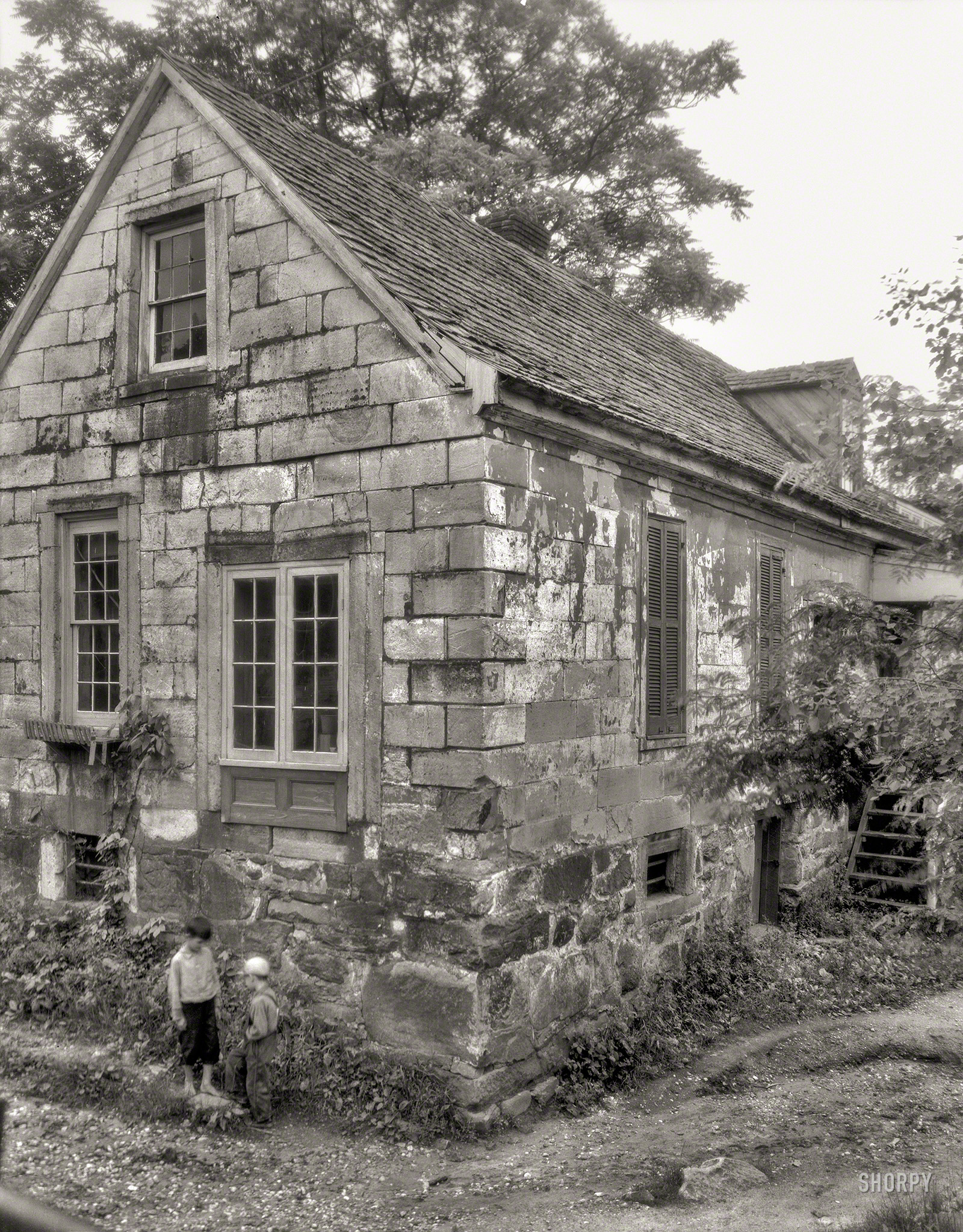 Circa 1927. "Old Stone Bakery, Falmouth, Stafford County, Virginia." 8x10 inch acetate negative by Frances Benjamin Johnston. View full size.