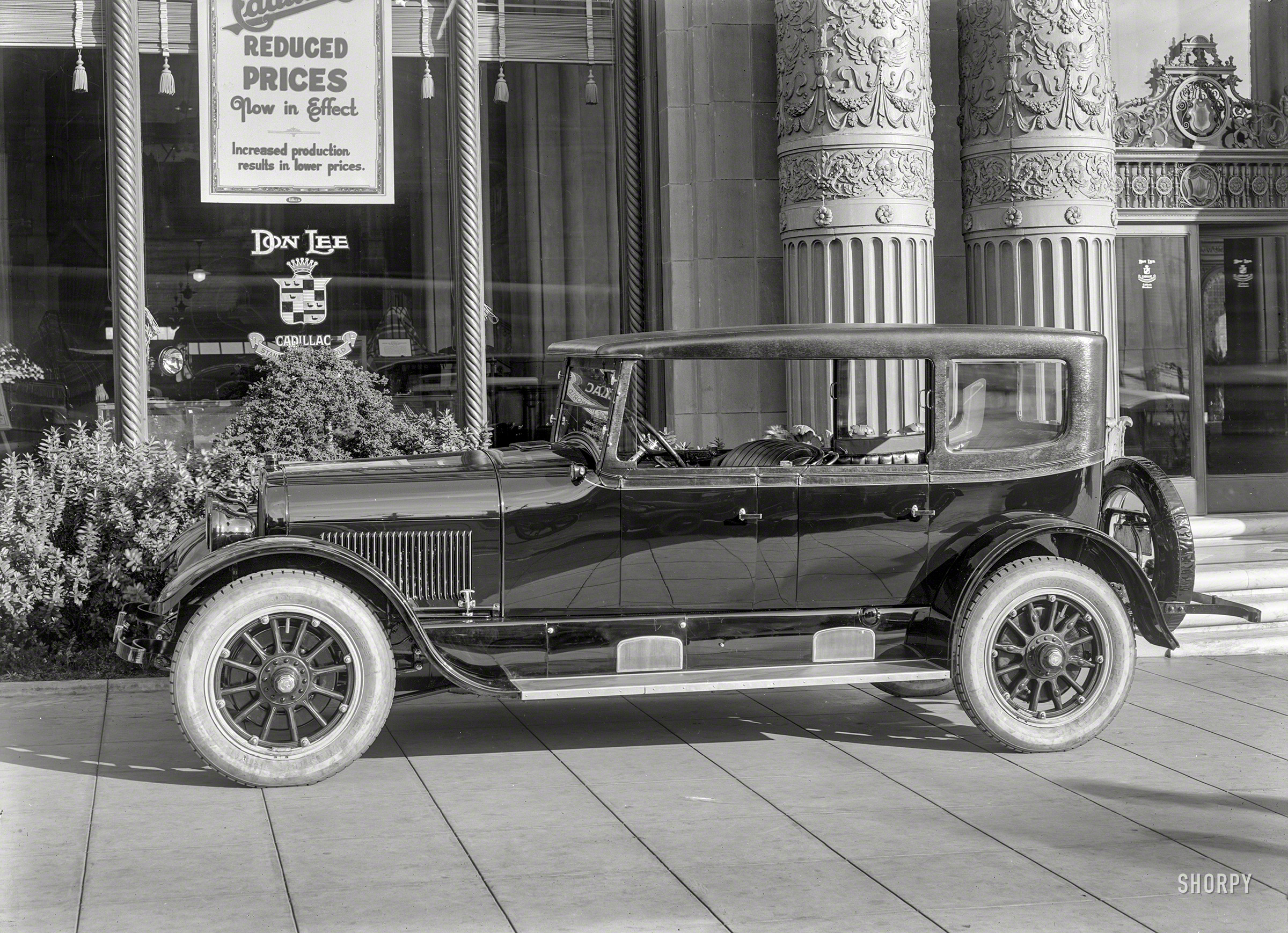 San Francisco circa 1924. "Don Lee Cadillac agency -- N.E. corner Van Ness & O'Farrell." 5x7 glass negative by Christopher Helin. View full size.