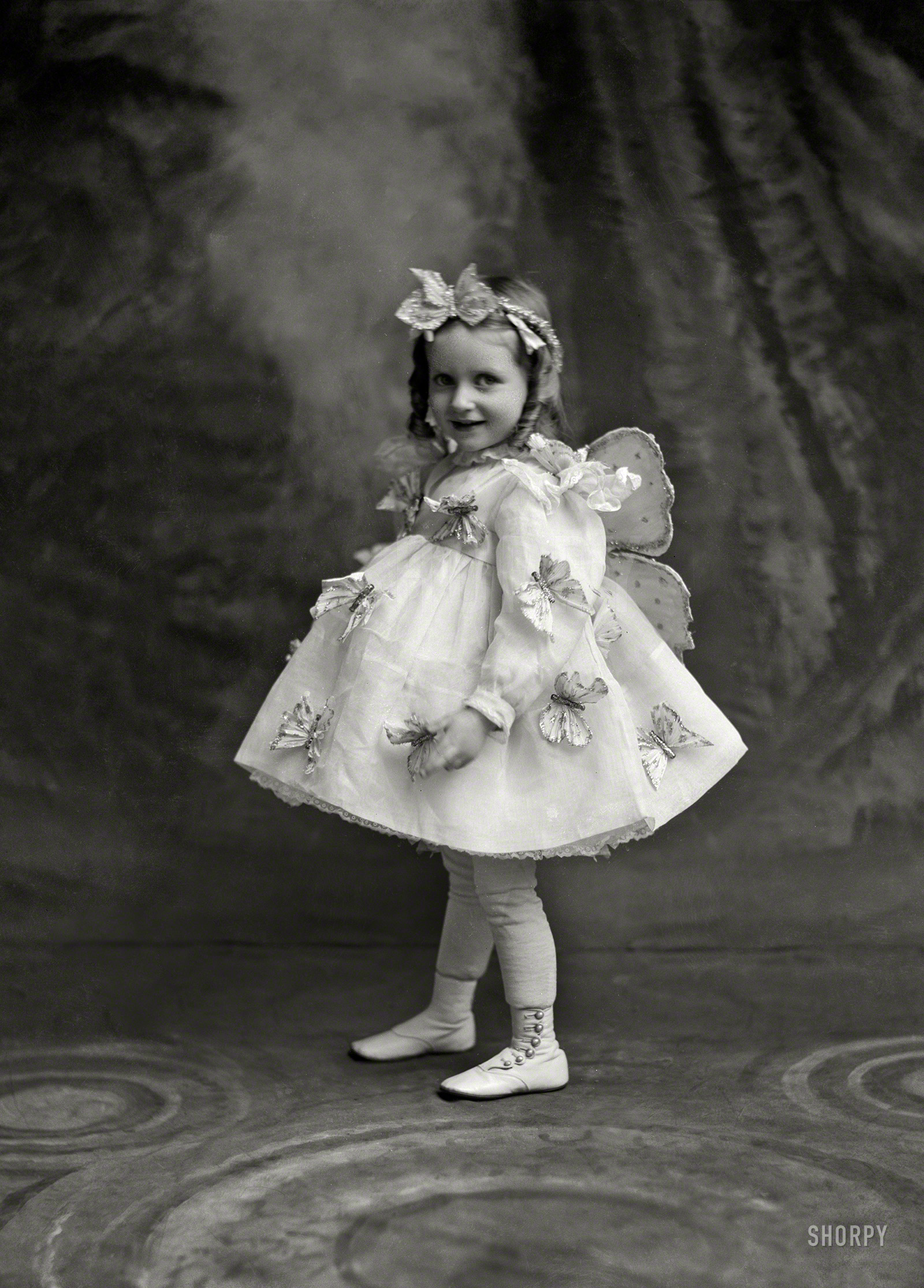 "Fischer, Mrs. J.F. (child). Between February 1894 and February 1901." 5x7 glass negative from the C.M. Bell portrait studio in Washington, D.C. View full size.