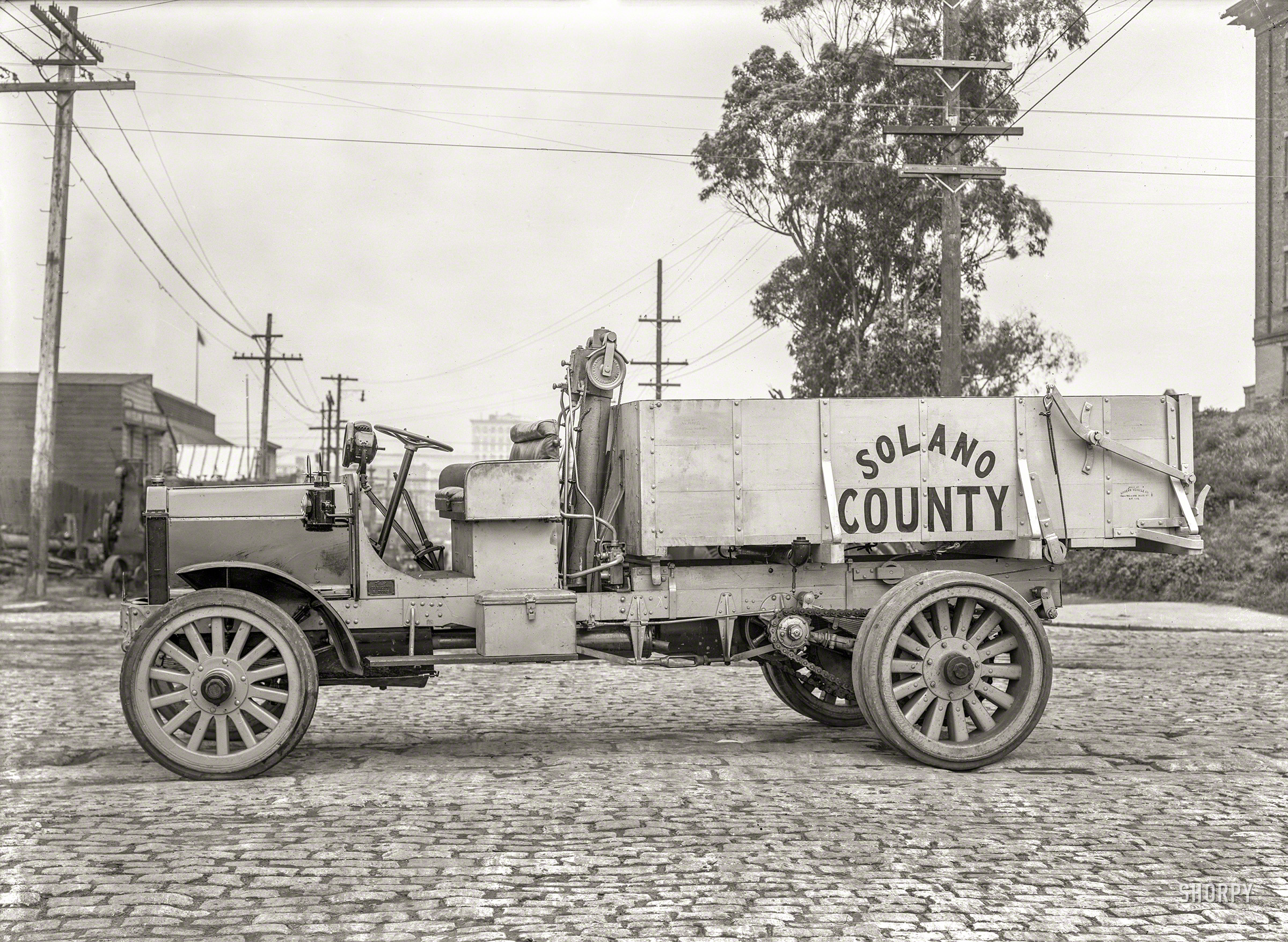 San Francisco circa 1918. "Peerless truck." With a dump body by Modern Vehicle Company of San Francisco. 5x7 glass negative by Chris Helin. View full size.