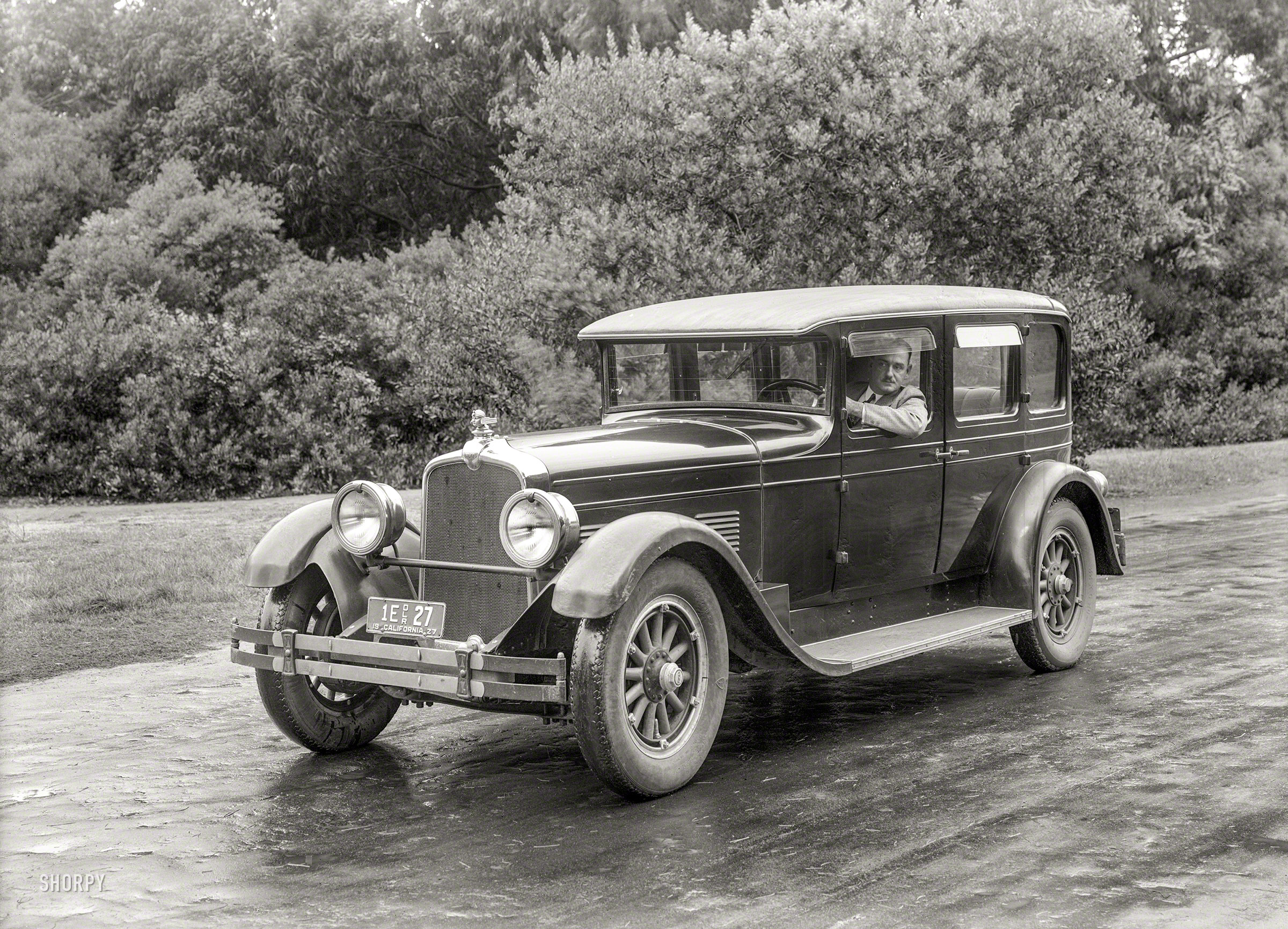 San Francisco, 1927. "Stutz Vertical Eight with Safety Chassis." The so-called "Safety Stutz" featured four-wheel hydraulic brakes and wire-reinforced, supposedly shatterproof glass -- just the thing for cruising in the rain on bald tires. 5x7 glass negative by Chris Helin. View full size.