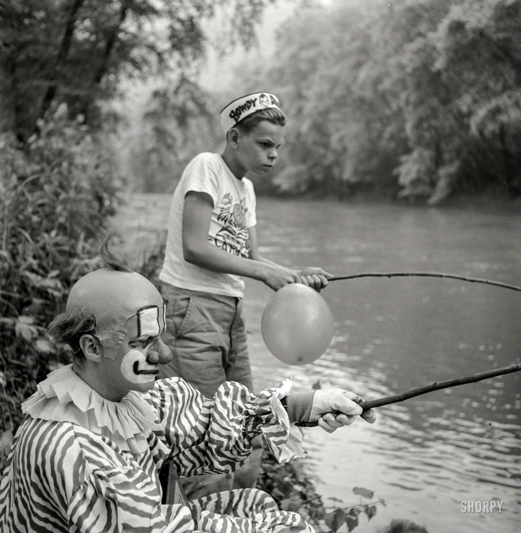 June 1953. "Howdy Doody Show's Clarabell the Clown (actor Nick Nicholson) pays a one-week visit to the Dolan family in Boone County, West Virginia, after Linda Dolan, daughter of coal mine foreman, was the winner of the 'I'd Like Clarabell to Visit Me Because' contest." From photos by Phillip Harrington for the Look magazine assignment "Clarabell Takes to the Hills." View full size.