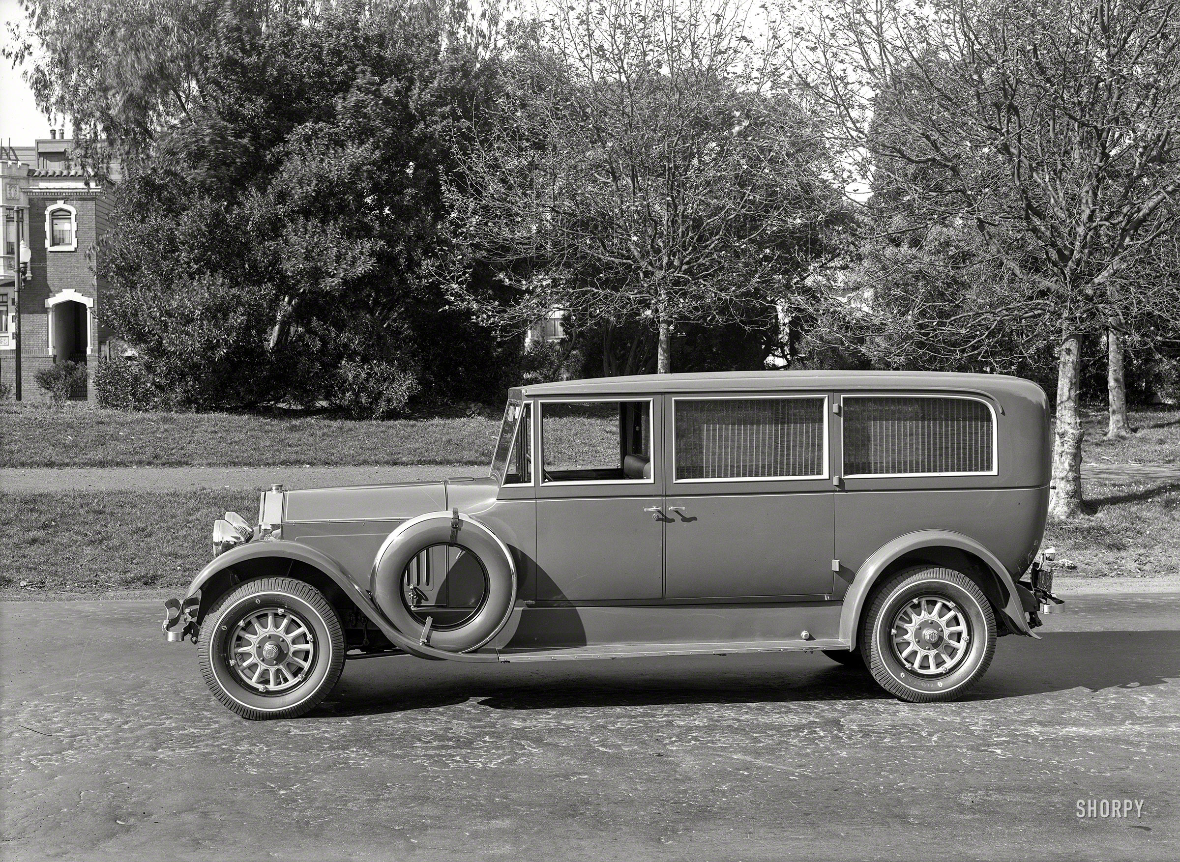 San Francisco circa 1931. "Pierce-Arrow limousine." Latest entry in the Shorpy File of Funereally Funky Phaetons. 5x7 glass negative by Chris Helin. View full size.