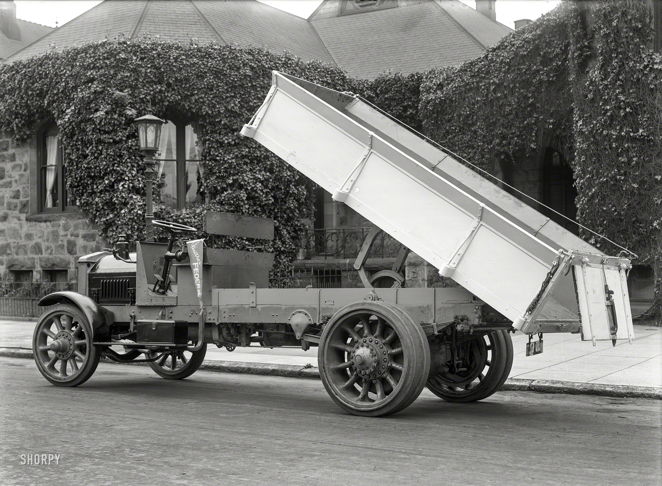 San Francisco, 1918. "Federal truck with dump body." Latest entry in the Shorpy Log of Leviathan Lorries. 5x7 glass negative by Christopher Helin. View full size.
