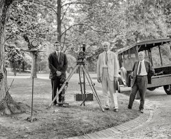 1924. "De Forest Phonofilm Co. Inc. on White House grounds." The inventor and "father of radio" Lee de Forest, center, and components of his sound-on-film system. National Photo Company glass negative. View full size.